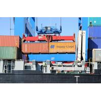 7833 Container über dem Laderaum eines Feederschiffs. | Containerhafen Hamburg - Containerschiffe im Hamburger Hafen